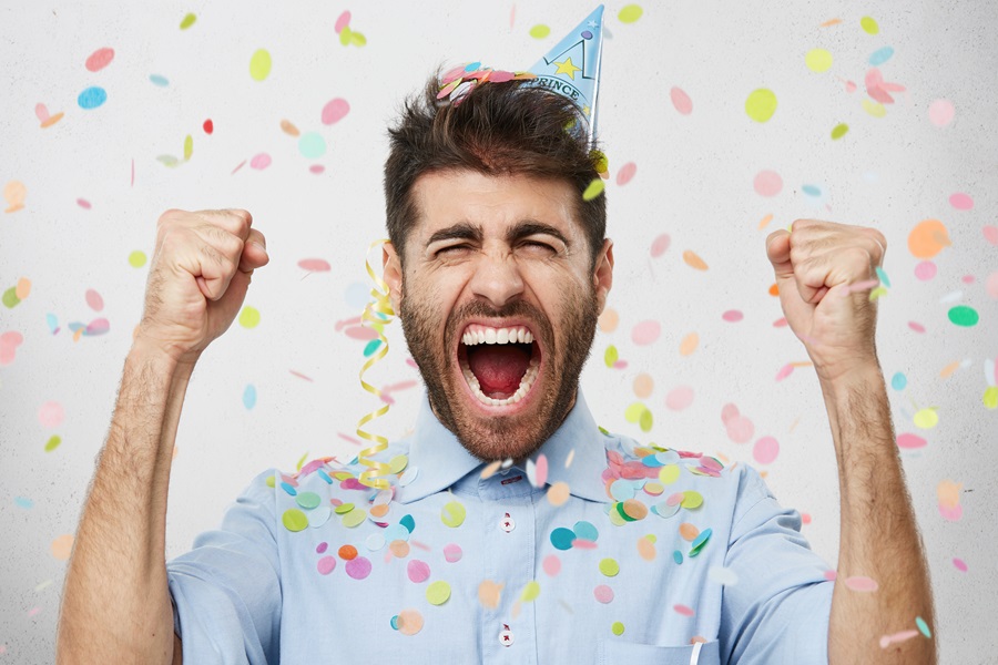 uomo che festeggia i suoi traguardi